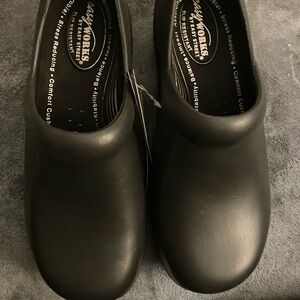 Easy Street Black Slip-Resistant Clogs size 8